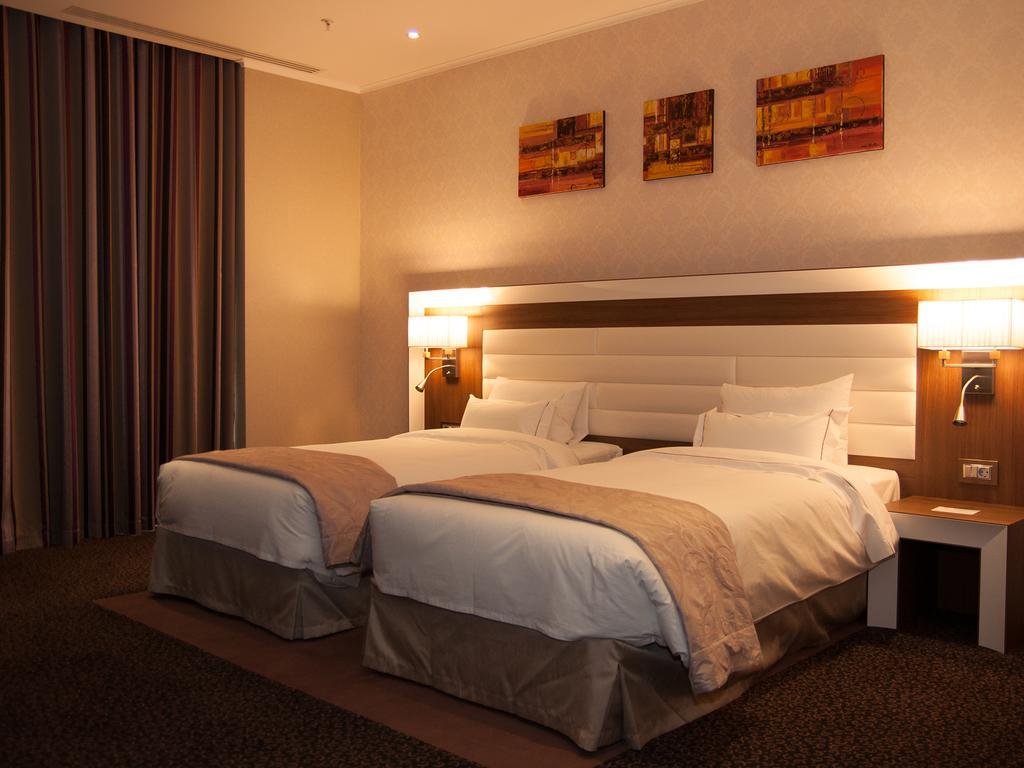 Premier Palace Spa Hotel Bucureşti Ngoại thất bức ảnh A room at the hotel