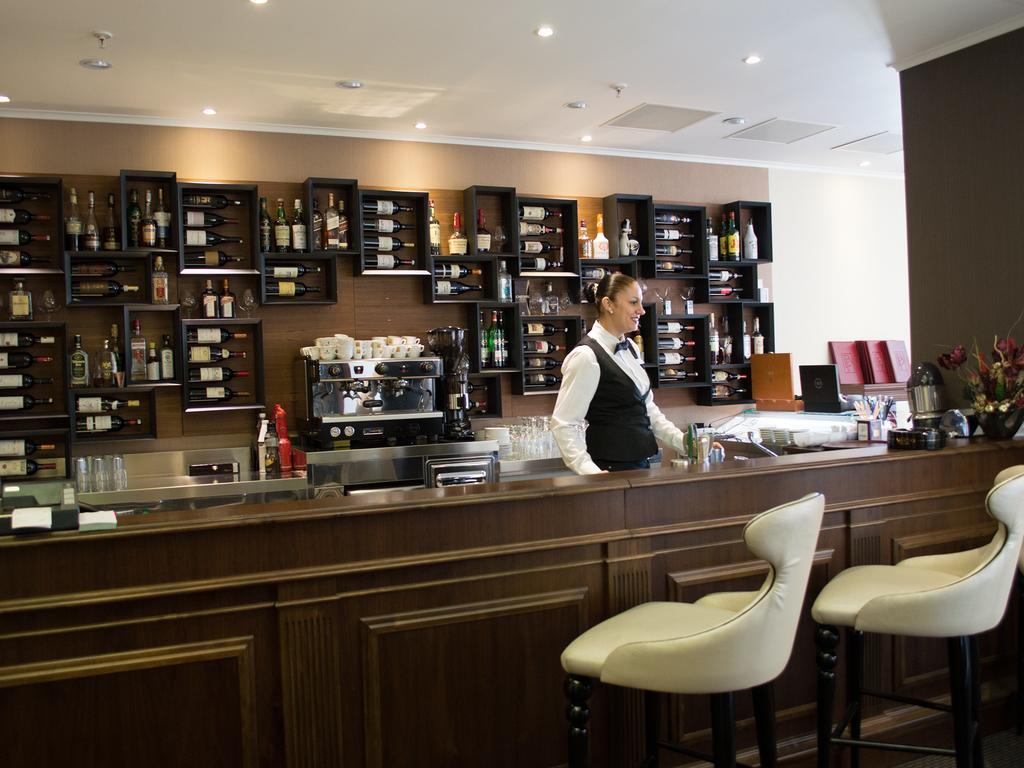 Premier Palace Spa Hotel Bucureşti Ngoại thất bức ảnh A bar in a hotel