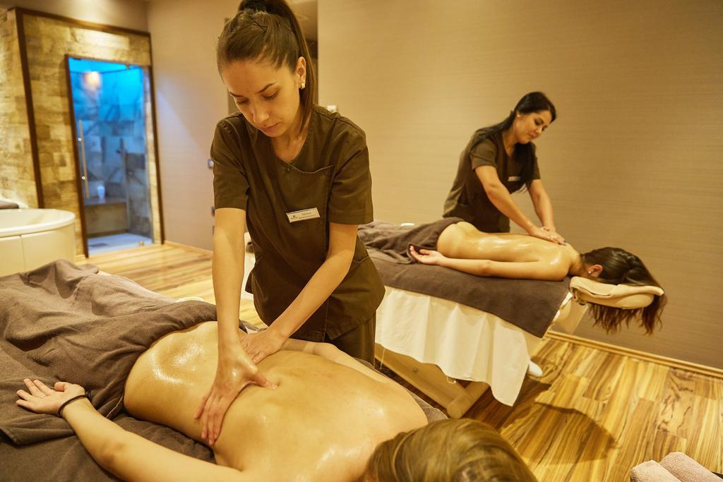 Premier Palace Spa Hotel Bucureşti Ngoại thất bức ảnh Massage therapists at work