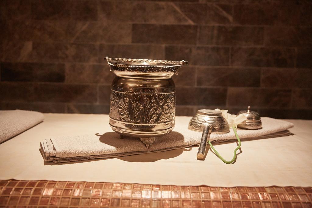 Premier Palace Spa Hotel Bucureşti Ngoại thất bức ảnh A silver bowl for drinking