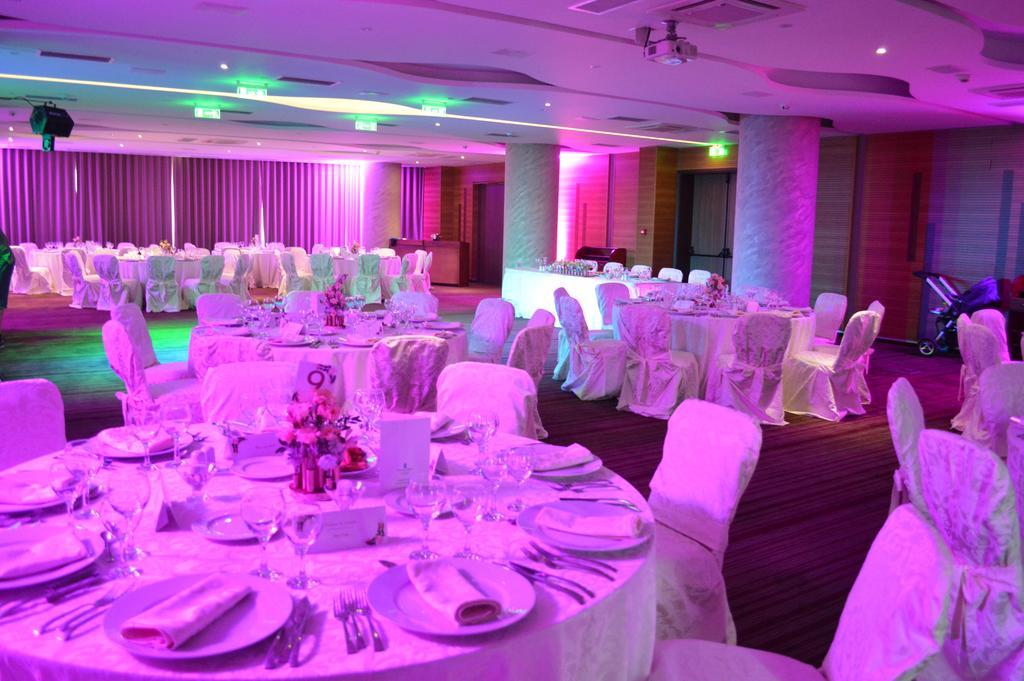 Premier Palace Spa Hotel Bucureşti Ngoại thất bức ảnh The ballroom at the Hilton London Heathrow