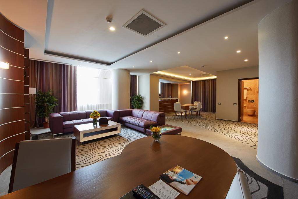 Premier Palace Spa Hotel Bucureşti Ngoại thất bức ảnh Suite at the Radisson Blu Hotel, Baku