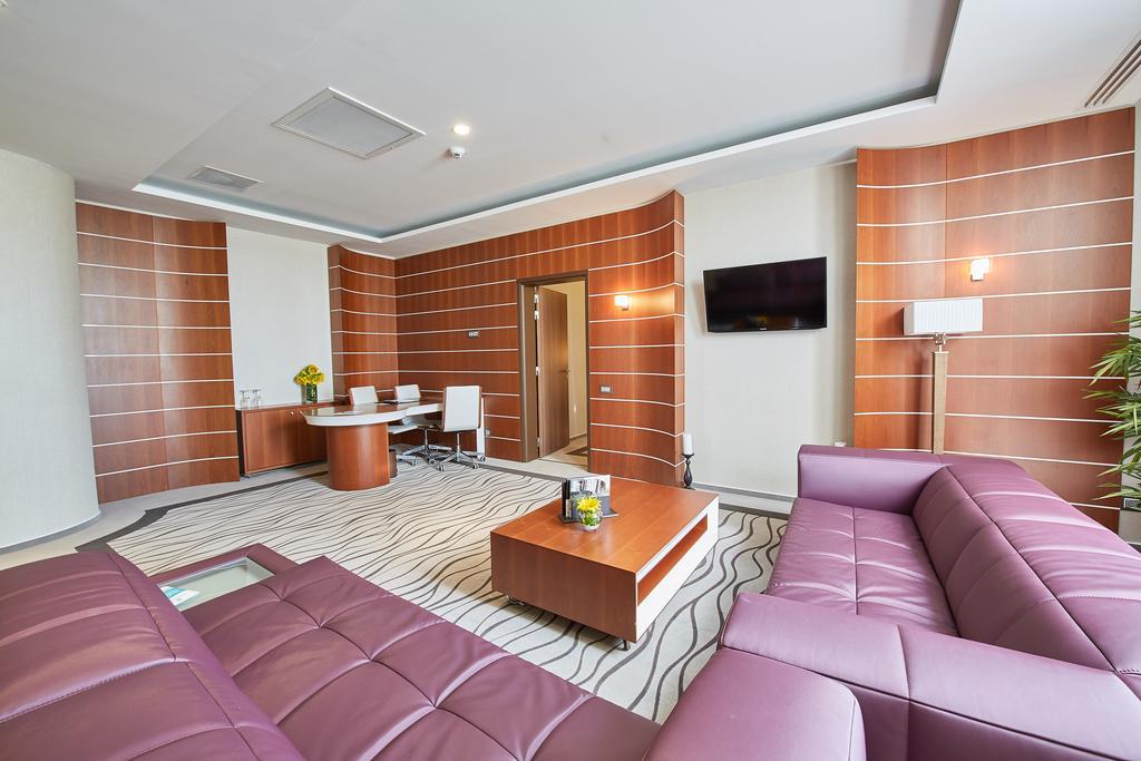 Premier Palace Spa Hotel Bucureşti Ngoại thất bức ảnh A suite at the airport