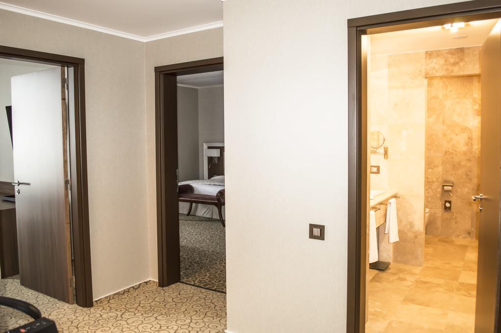 Premier Palace Spa Hotel Bucureşti Ngoại thất bức ảnh Interior of a suite